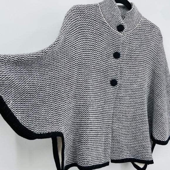 BABY ALPACA Made In Peru Black White Herringbone Soft Button Up Cape Poncho - Picture 4 of 6